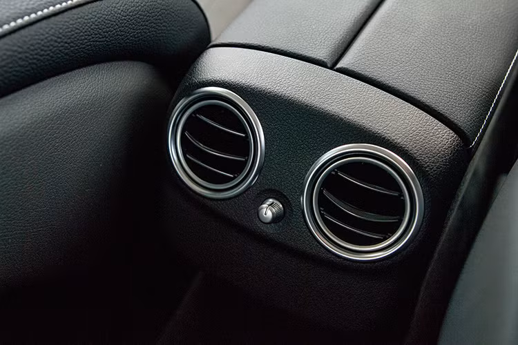 Hệ thống ESP Curve Dynamic Assist giúp ổn định thân xe khi vào cua; phanh tay điều khiển điện với chức năng nhả phanh thông minh; hệ thống hỗ trợ khởi hành ngang dốc (Hill-Start Assist) cũng được trang bị.