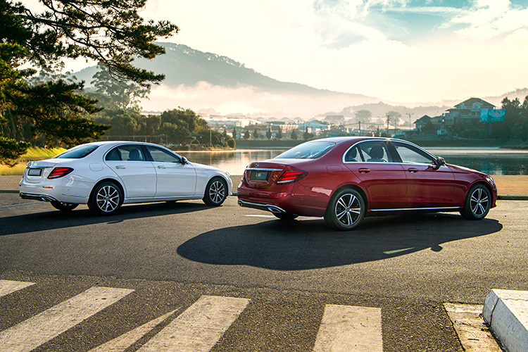 Giá xe Mercedes-Benz E180 bán ra 2,050 tỷ đồng (đã bao gồm thuế GTGT), dễ tiếp cận nhất trong danh mục E-Class tại thị trường Việt Nam.