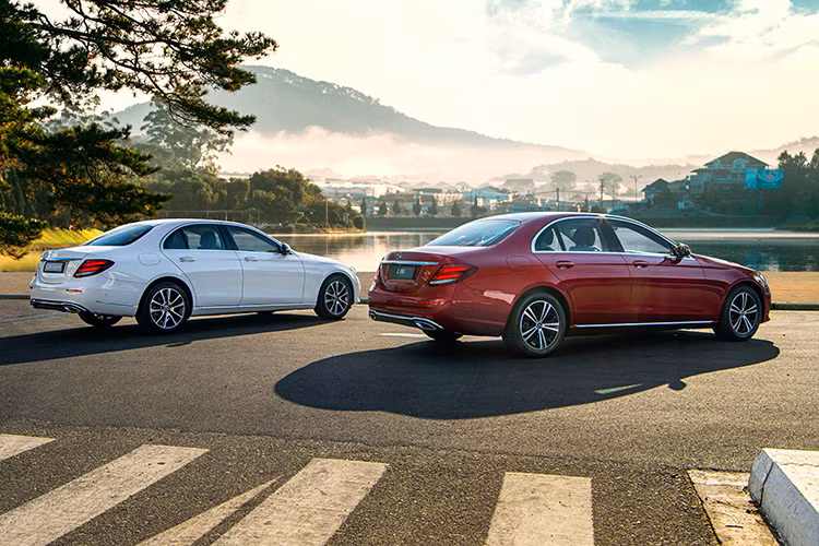 Giá xe Mercedes-Benz E180 bán ra 2,050 tỷ đồng (đã bao gồm thuế GTGT), dễ tiếp cận nhất trong danh mục E-Class tại thị trường Việt Nam.