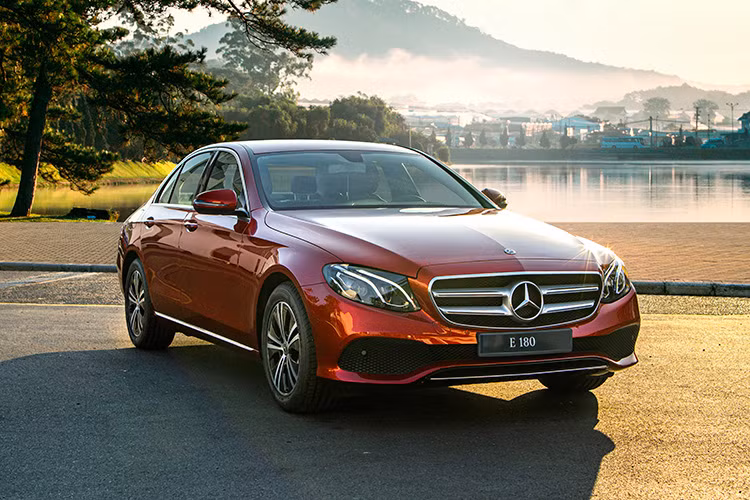 Bên cạnh phiên bản E200 Exclusive đã ra mắt trong tháng 2/2020, Mercedes-Benz Việt Nam (MBV) giới thiệu thêm phiên bản E 180 hoàn toàn mới. Như vậy, danh mục sản phẩm mới của E-Class sẽ bao gồm 3 phiên bản là E180, E200 Exclusive và E300 AMG. Nhưng đáng chú ý nhất vẫn là xe sang Mercedes-Benz E180 mới với mức giá khá "mềm".