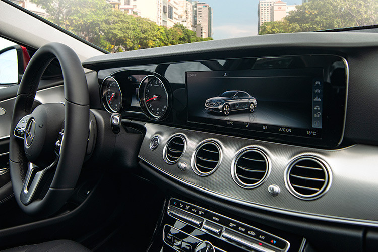 E180 được trang bị hàng loạt tính năng an toàn như hệ thống tự động bảo vệ chủ động PRE-SAFE®, hỗ trợ đỗ xe tự động Active Parking Assist thế hệ mới; ATTENTION ASSIST; ESP Curve Dynamic Assist...