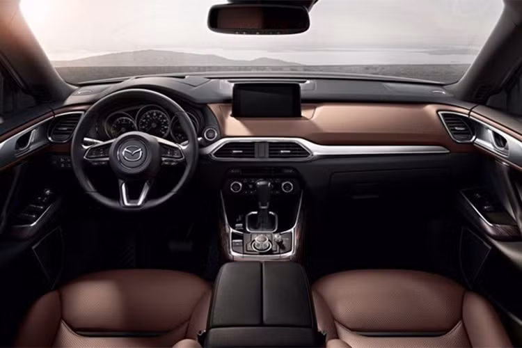 Nhờ thân xe kéo dài, khoảng cách ở hàng ghế thứ 3 trên CX-8 được cho là thoải mái hơn các đối thủ khác trong cùng phân khúc. Ngoài ra, xe còn gây chú ý với công nghệ G-Vectoring Control, hệ thống khởi động bằng nút bấm, hệ thống ngắt động cơ tạm thời i-Stop giúp tiết kiệm nhiên liệu, hệ thống điều hòa 3 vùng, ghế lái chỉnh điện 10 hướng, hệ thống thông tin giải trí MZD Connect.