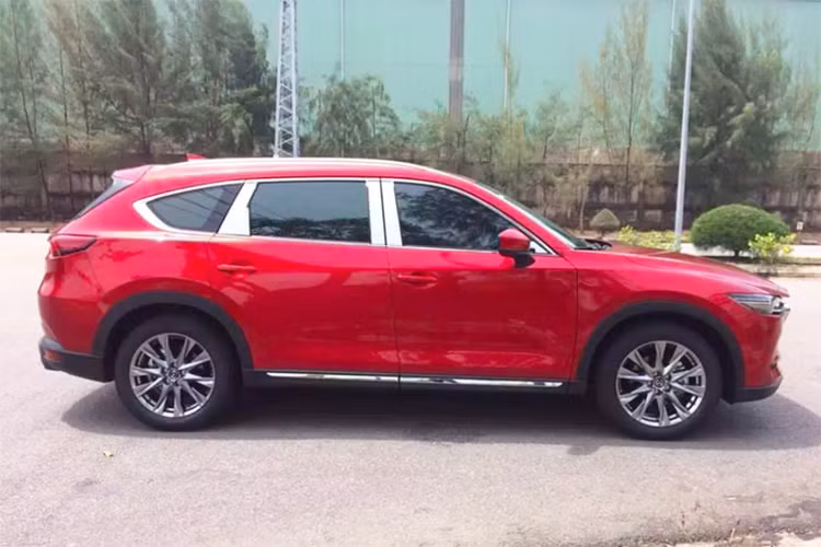Được biết, Mazda CX-8 mới sẽ được lắp ráp trong nước chứ không phải dạng nhập khẩu miễn thuế. Xét về ngoại hình, CX-8 sở hữu thiết kế đẹp mắt đậm chất thể thao với mặt ca lăng cỡ lớn, bao quanh là nẹp crom chữ U nối liền hệ thống đèn led tự động cùng cặp lazang hợp kim 19 inch.