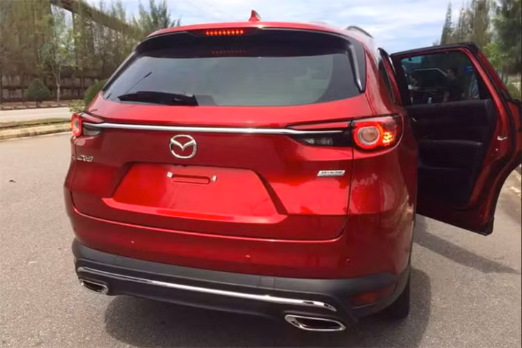 Được biết, Mazda CX-8 tại Việt Nam sẽ sử dụng khung gầm liền khối unibody (hay monocosque). Nhờ vậy, xe có khả năng vận hành ổn định và hạn chế rung lắc, chao nghiêng khi hoạt động, đồng thời tăng cường độ cứng cáp thân xe… Hệ thống đèn được trang bị dạng full led.