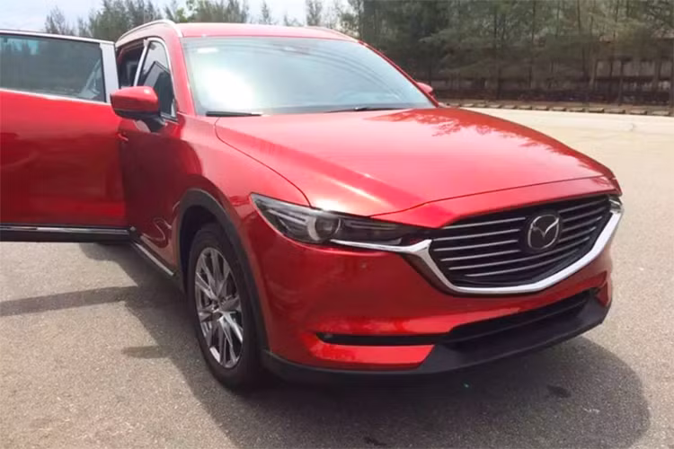 Mẫu xe Mazda CX-8 mới đã ấn định được ngày ra mắt chính thức tại Việt Nam là 22/06 sắp tới đây, tại nhà máy của Thaco ở Quảng Nam. Tuy nhiên, trước ngày ra mắt, những hình ảnh cận cảnh của chiếc SUV 7 chỗ ngồi mới nhà Mazda này đã được lan truyền trên mạng xã hội.