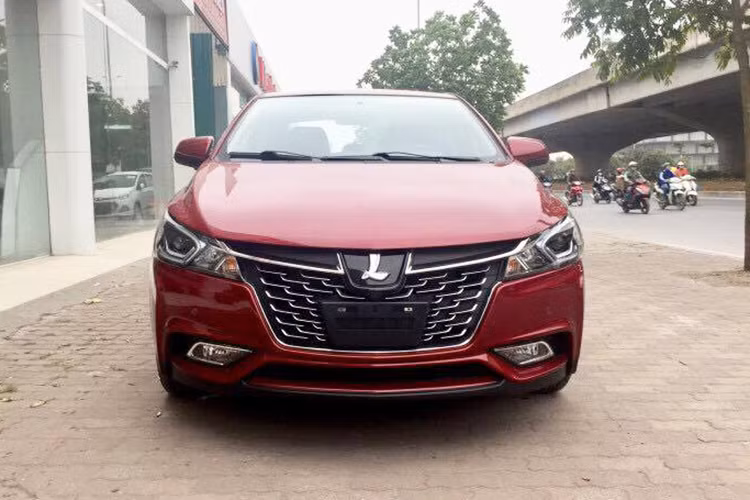 Về tổng thể, thiết kế của Luxgen S3 sử dụng chung ngôn ngữ với "đàn anh" Luxgen 7 trước đây, và có một chút "học hỏi" từ thương hiệu xe Hàn Quốc. Xe có phần mui cong dần về phía sau để tạo dáng thể thao hơn, đầu xe sở hữu lưới tản nhiệt dạng vảy cá với pad biển số nằm ngay chính giữa. 