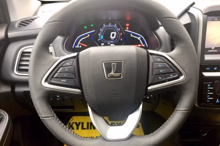 Ngoài ra xe còn sở hữu camera trên gương, gương kính điện, tích hợp vô lăng, kiểm soát hành trình, điều khiển bằng giọng nói, màn hình cảm ứng 9 inch, truy cập internet, email, xem video…, camera 360 độ hình ảnh 4 chiều, cảm biến tiến, cảm biến lùi, điều hòa tự động.