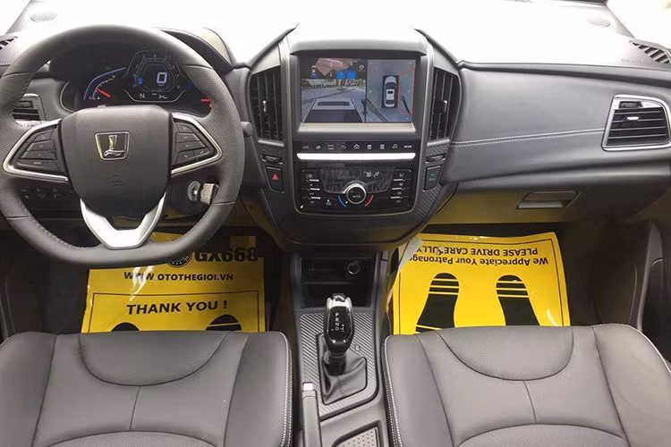 Bên trong nội thất của mẫu sedan Luxgen S3 này được thiết kế trông khá sang trọng và có nhiều tiện nghi hiện đại như; màn hình cảm ứng đa phương tiện cỡ lớn, ghế bọc da cao cấp, một số chi tiết ốp nhựa giả da...