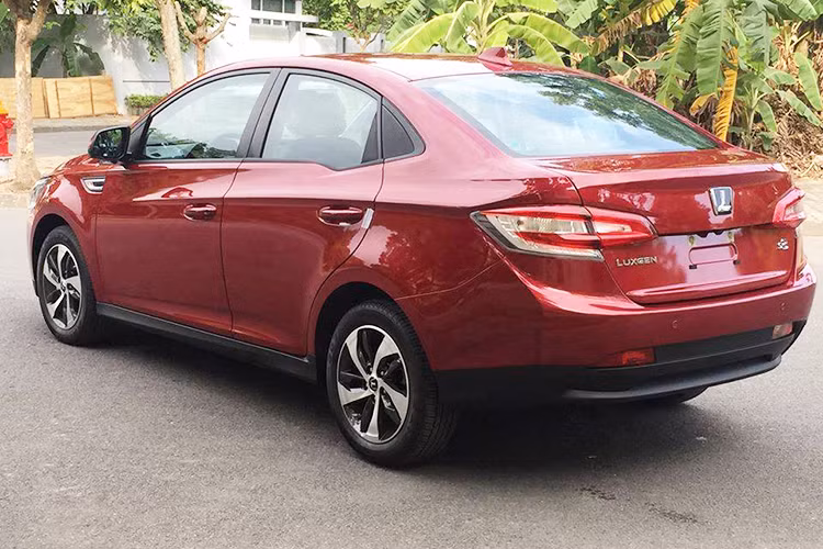 Là một mẫu sedan trong phân khúc hạng C, Luxgen S3 có thiết kế thân xe khá tương đồng với mẫu xe Mazda3 đang bán ra tại Việt Nam. Thân xe với nhưng đường vuốt mang tính khí động học cùng nẹp thân xe màu đen chạy vòng quánh, đi kèm là bộ mâm đúc 5 chấu kích thước 16 inch.