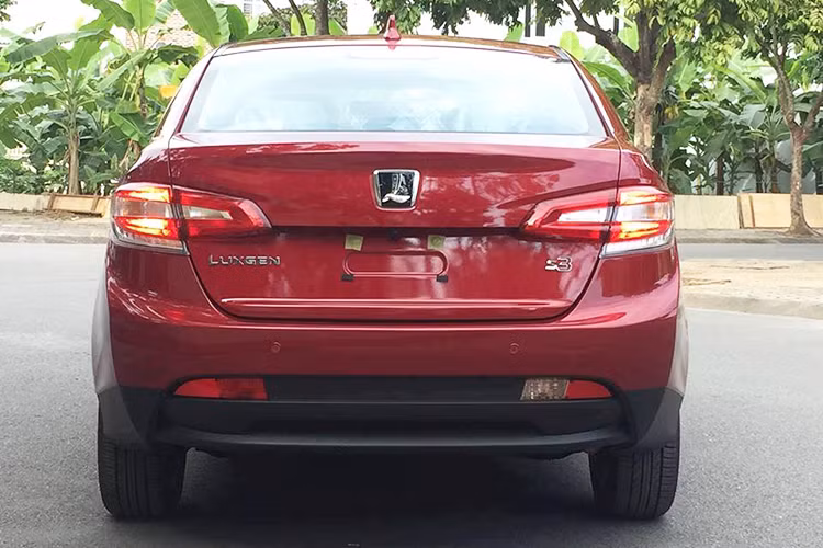 Ở phía sau, đuôi xe thiết kế trông khá cục mịch dù Luxgen đã làm cụm đèn hậu rất mỏng, do dải nhựa đen dày nằm bên dưới kính hậu. Trên mẫu xe này, hãng ôtô Luxgen Đài Loan cũng đã trang bị rất nhiều tiện nghi cao cấp cho nó như đèn Led chạy ban ngày, đèn pha Bi-xenon...