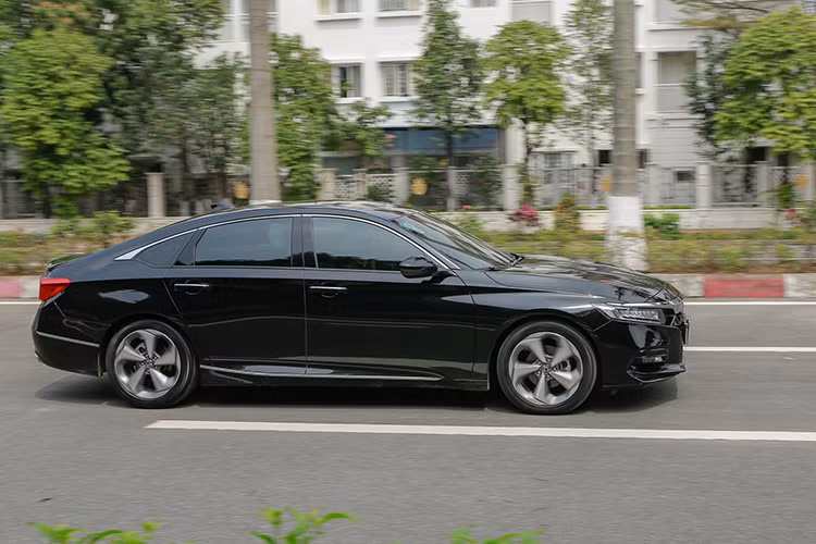 Trong năm 2024, Honda Accord cũng chính là một trong những mẫu xe "ế" nhất Việt Nam. Nguyên nhân bắt nguồn từ giá cao, lên đến 1,319 tỷ đồng, và chỉ có 1 phiên bản. Bên cạnh đó, Honda Accord còn đã lâu chưa được nâng cấp về mặt thiết kế và trang bị nên kém hấp dẫn. Sự tuột dốc của phân khúc sedan hạng trung tại thị trường Việt Nam cũng tác động không nhỏ đến doanh số của Honda Accord. 