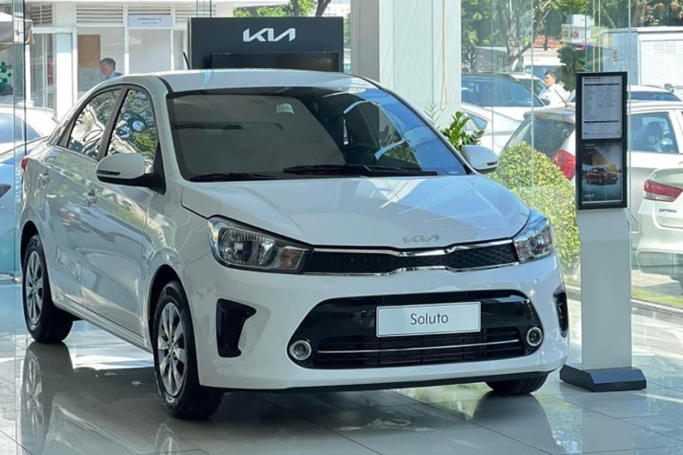 Vị trí thứ 9 trong top 10 là Kia Soluto với 18 xe bán ra, giảm 63,2%. Đây là mẫu xe thứ hai của thương hiệu Kia trong top 10 này, sau K5. Khác với người anh em K5, Kia Soluto nằm trong phân khúc sedan hạng B vốn rất được ưa chuộng tại Việt Nam. Tuy nhiên, Soluto lại bán kém dù giá rẻ, chỉ từ 386 triệu đồng, vì thiết kế và trang bị kém hấp dẫn.