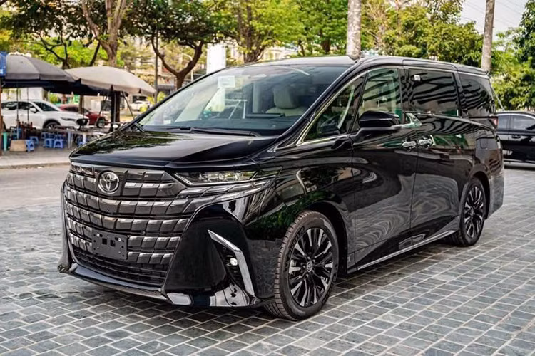 Xếp thứ 4 trong top 10 là Toyota Alphard với doanh số đạt 14 xe, giảm 51,7%. Tương tự Honda Civic Type R, mẫu xe được mệnh danh "chuyên cơ mặt đất" này tương đối kén khách vì giá cao, lên đến 4,37 tỷ đồng. Tuy nhiên, doanh số của Alphard vẫn gấp đôi người anh em cùng thương hiệu là Corolla Altis dù giá đắt hơn rất nhiều.