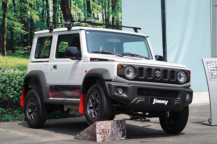 Suzuki Jimny với chỉ 16 xe bán ra, giảm 63,6%. Trong thời gian qua, mẫu xe này đã từng vài lần góp mặt trong top xe bán kém nhất thị trường. Nguyên nhân là bởi mẫu xe này có giá khá cao, khởi điểm từ 789 triệu đồng, trong khi kích thước, trang bị tiện nghi và an toàn lại không tương xứng. Ngoài ra, Suzuki Jimny được nhập khẩu nguyên chiếc từ Nhật Bản về Việt Nam với số lượng giới hạn.