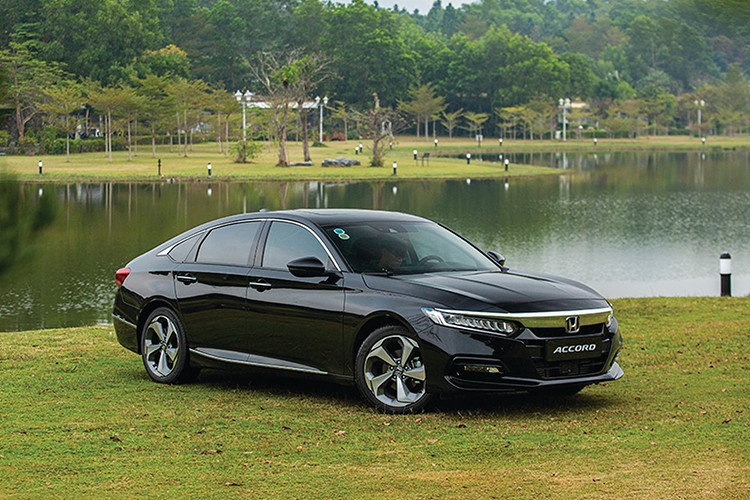 ị trí thứ hai thuộc về một mẫu xe khác mang thương hiệu Honda, đó là Accord. Trong tháng 1/2025 vừa qua, hãng Honda chỉ bán được 5 chiếc Accord cho người Việt, giảm 58,3%. Trong tháng đầu năm 2025, mẫu sedan hạng D này tiếp tục được hãng Honda ưu đãi tiền mặt lên đến 250 triệu đồng. Tuy nhiên, chương trình khuyến mãi chính hãng này cũng không thể kéo doanh số của Accord lên.