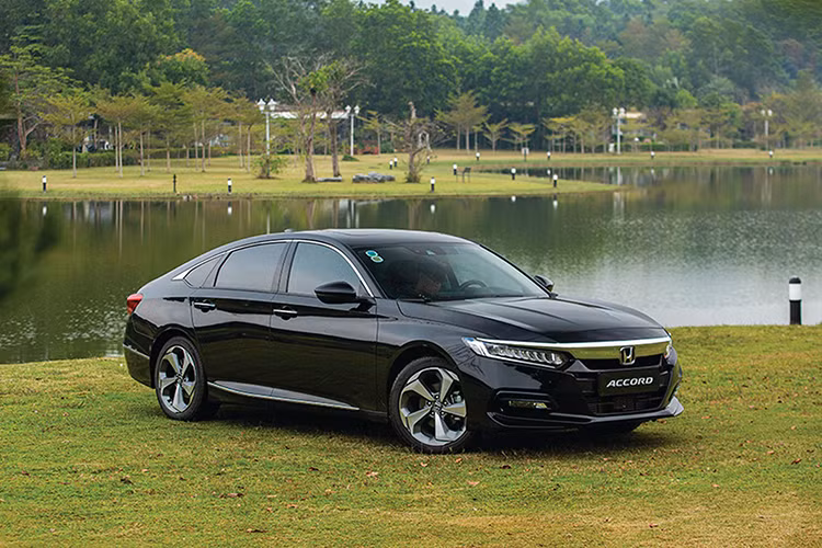 ị trí thứ hai thuộc về một mẫu xe khác mang thương hiệu Honda, đó là Accord. Trong tháng 1/2025 vừa qua, hãng Honda chỉ bán được 5 chiếc Accord cho người Việt, giảm 58,3%. Trong tháng đầu năm 2025, mẫu sedan hạng D này tiếp tục được hãng Honda ưu đãi tiền mặt lên đến 250 triệu đồng. Tuy nhiên, chương trình khuyến mãi chính hãng này cũng không thể kéo doanh số của Accord lên.