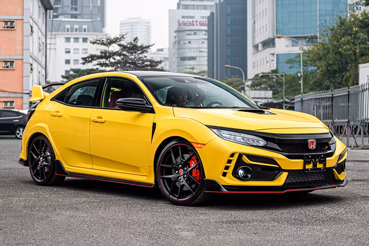 Đứng đầu trong top 10 ôtô ế nhất Việt Nam tháng 1/2025 vừa qua là Honda Civic Type R. Mẫu xe hiệu suất cao này có doanh số đúng 1 chiếc. Điều này cũng không có gì bất ngờ vì Honda Civic Type R vốn là mẫu xe không dành cho số đông với giá bán lên đến 2,399 tỷ đồng. Ngoài ra, hãng Honda cũng chỉ bán mẫu xe này dưới dạng đặt hàng. 