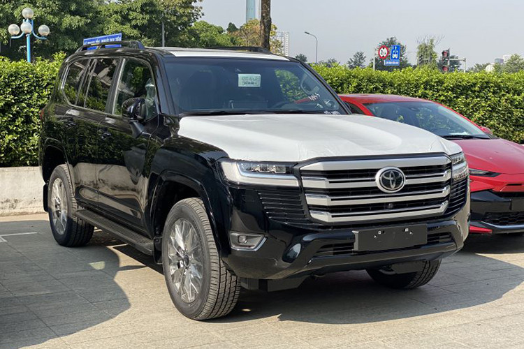 Tương tự Mitsubishi Pajero Sport, Toyota Land Cruiser chỉ bán được 17 xe cho người Việt, giảm đến 87,5%. Điều này không có gì bất ngờ vì Land Cruiser chỉ dành cho một nhóm đối tượng khách hàng nhỏ với giá bán từ 4,286 tỷ đồng.