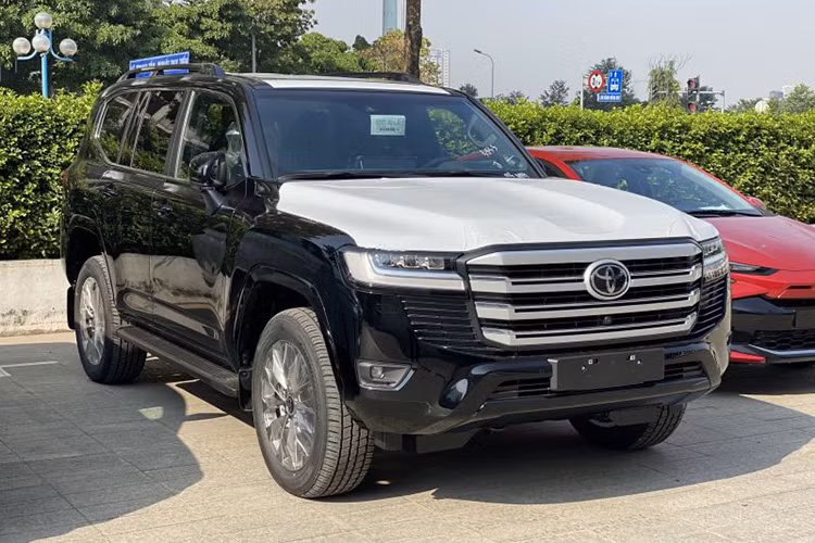 Tương tự Mitsubishi Pajero Sport, Toyota Land Cruiser chỉ bán được 17 xe cho người Việt, giảm đến 87,5%. Điều này không có gì bất ngờ vì Land Cruiser chỉ dành cho một nhóm đối tượng khách hàng nhỏ với giá bán từ 4,286 tỷ đồng.