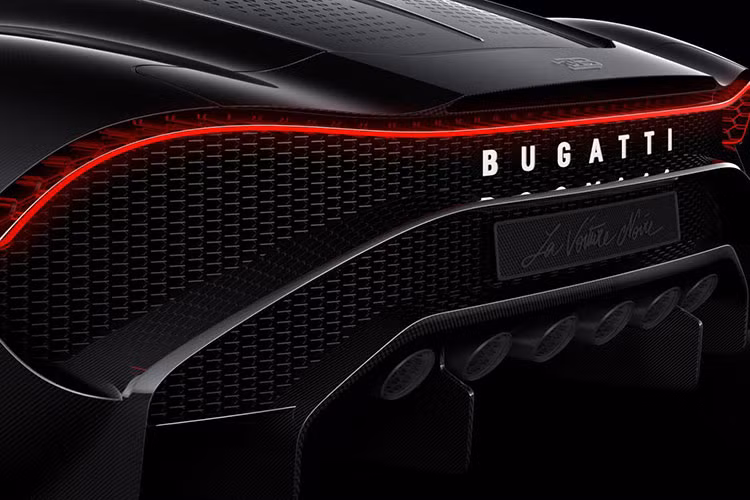 Đặc biệt, cả hai cản trước/sau của Bugatti La Voiture Noire đều được tích hợp vào phần thân trong khi thiết kế cửa sổ lấy cảm hứng từ kính chắn gió của mũ bảo hiểm. Bản thân kính chắn gió trước của xe dường như cũng nối với cửa sổ bên sườn, tạo thành một dòng chảy mượt mà.