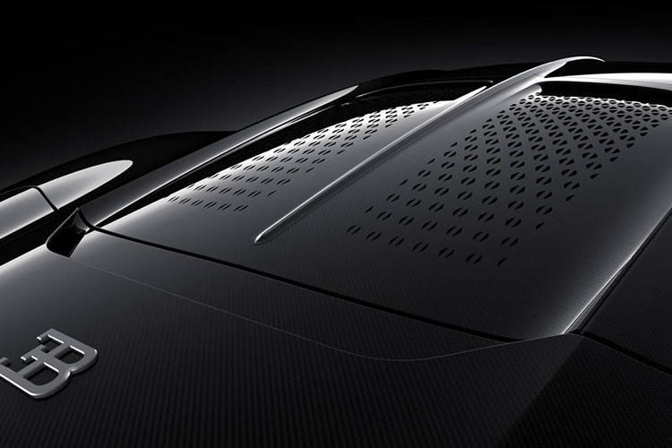 Đằng sau Bugatti La Voiture Noire xuất hiện cụm đèn hậu thanh mảnh và nối liền sang hai bên. Cụm đèn hậu nằm bên trên chi tiết như lưới tản nhiệt theo phong cách của siêu xe huyền thoại McLaren F1. Ở giữa chi tiết giống lưới tản nhiệt này còn có dòng chũ "Bugatti" phát sáng màu trắng. Dưới nữa là hệ thống 6 ống xả dành riêng cho Bugatti La Voiture Noire.