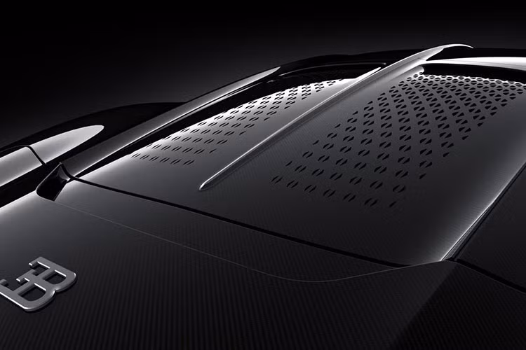 Đằng sau Bugatti La Voiture Noire xuất hiện cụm đèn hậu thanh mảnh và nối liền sang hai bên. Cụm đèn hậu nằm bên trên chi tiết như lưới tản nhiệt theo phong cách của siêu xe huyền thoại McLaren F1. Ở giữa chi tiết giống lưới tản nhiệt này còn có dòng chũ "Bugatti" phát sáng màu trắng. Dưới nữa là hệ thống 6 ống xả dành riêng cho Bugatti La Voiture Noire.