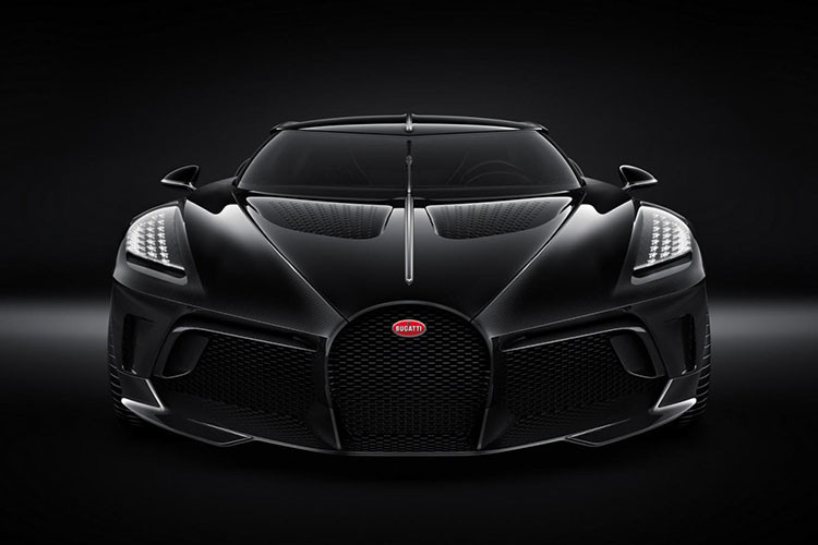 Đúng như tên gọi, Bugatti La Voiture Noire được trang bị những tấm thân vỏ bằng sợi carbon chế tạo thủ công nằm bên dưới màu sơn ngoại thất màu đen bóng bẩy. So với siêu xe Bugatti Chiron và Veyron tiêu chuẩn, Bugatti La Voiture Noire sở hữu lưới tản nhiệt nổi bật hơn hẳn. Trong khi đó, cụm đèn pha có thiết kế sắc sảo được vuốt về phía sau chứ không nằm ngang bên trên cản trước.
