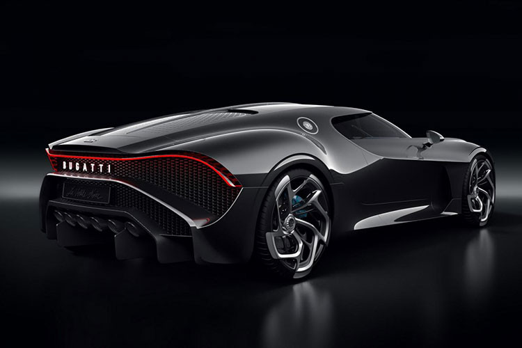 Đáng tiếc là động cơ của Bugatti La Voiture Noire lại được bê nguyên từ Chiron nguyên bản sang. Nói cách khác, Bugatti La Voiture Noire cũng dùng động cơ W16, dung tích 8.0 lít đi kèm 4 bộ tăng áp, tạo ra công suất tối đa 1.500 mã lực và mô-men xoắn cực đại 1.600 Nm.