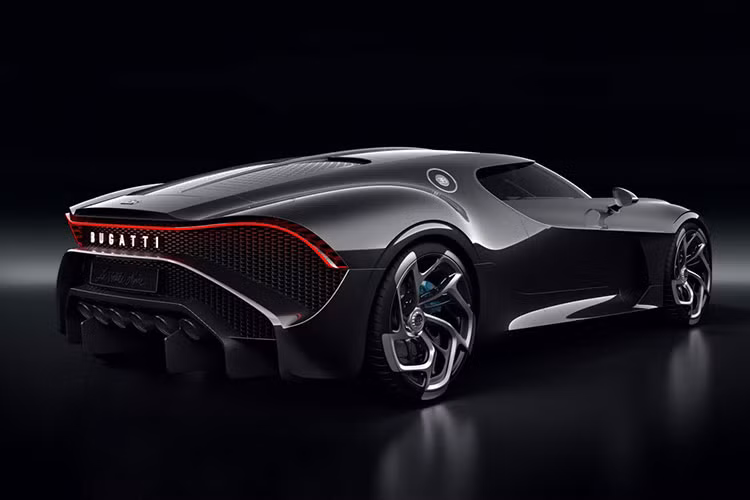 Đáng tiếc là động cơ của Bugatti La Voiture Noire lại được bê nguyên từ Chiron nguyên bản sang. Nói cách khác, Bugatti La Voiture Noire cũng dùng động cơ W16, dung tích 8.0 lít đi kèm 4 bộ tăng áp, tạo ra công suất tối đa 1.500 mã lực và mô-men xoắn cực đại 1.600 Nm.