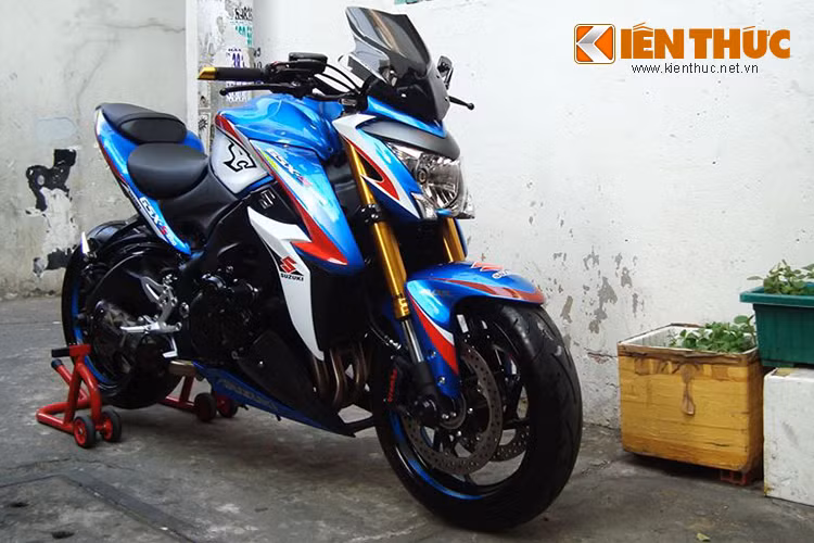 Trên tông màu xanh nguyên bản, chiếc naked-bike được chủ nhân làm mới với bộ tem đấu đậm chất thể thao với 2 màu trắng đỏ khiến chiếc GSX-S1000 độ trở nên nổi bật và ấn tượng hơn rất nhiều so với nguyên bản của nhà sản xuất.