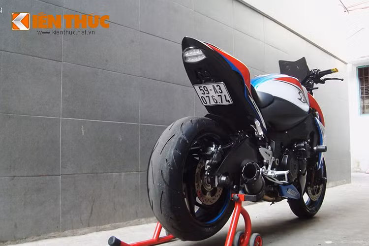  Dàn đuôi sau của xe trở nên thể thao hơn khi đã được bỏ đi pat biển số zin cũng như nâng đuôi sau lên cao hơn so với nguyên bản. Bên cạnh đó nó còn được "lên đời" với pô Two brother giúp xe tăng thêm sức mạnh và tiếng nổ đầy uy lực.