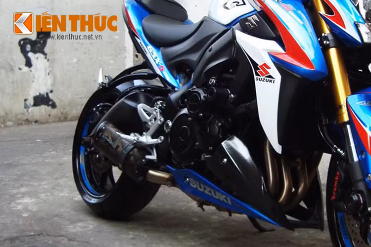 Là đối thủ cạnh tranh trực tiếp với chiếc Kawasaki Z1000, Suzuki GSX-S1000 không chỉ sở hữu thiết kế hầm hố đầy cơ bắp mà còn là một cỗ máy đầy sức mạnh khi được trang bị khối động cơ 4 xi-lanh thẳng hàng, DOHC, làm mát bằng chất lỏng.