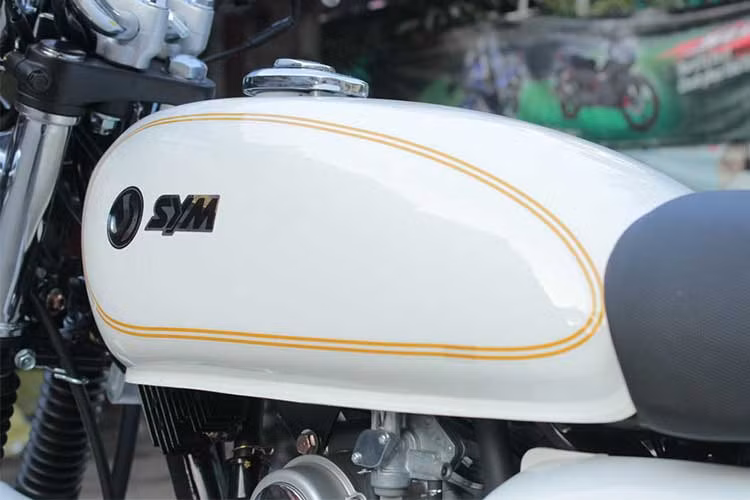 Điểm nhấn của Husky Classic 125cc mới nằm ở bình xăng giọt nước có dung tích 12,5 lít với kiểu dáng thon được trang trí đơn giản với đường viền màu vàng xung quanh kèm logo của hãng. Nắp bình xăng dạng khóa sử dụng chìa khởi động làm bằng kim loại sáng khá sang trọng.