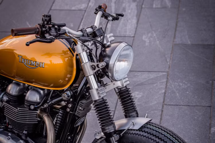 Phần đầu xe được làm mới hoàn toàn loại bỏ những chi tiết như; ốp, xi nhan, đông hồ đôi... rườm ra. Thay vào đó là đồng hồ nhỏ cùng giảm sóc và các chi tiết được làm mới trông thanh thoát hơn.