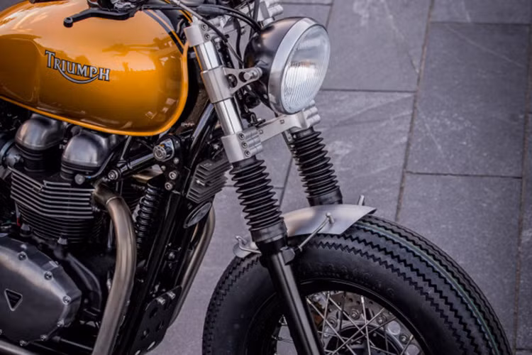 Những thay đổi khiến chiếc xe mang vẻ bụi bặm cơ khí với bánh to sử dụng vành nan hoa với dè trước được cắt ngắn ôm sát lốp đầy mạnh mẽ.