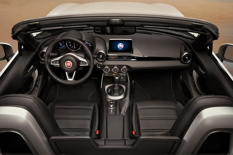 Không chỉ thay đổi nhẹ về ngoại thất, nội thất xe cũng được làm mới với ghế ngồi và tay lái được bọc da cao cấp, điều hoà tự động, chìa khoá thông minh keyless Go, radio mp3 với cổng USB và 4 loa và 4 túi khí an toàn...