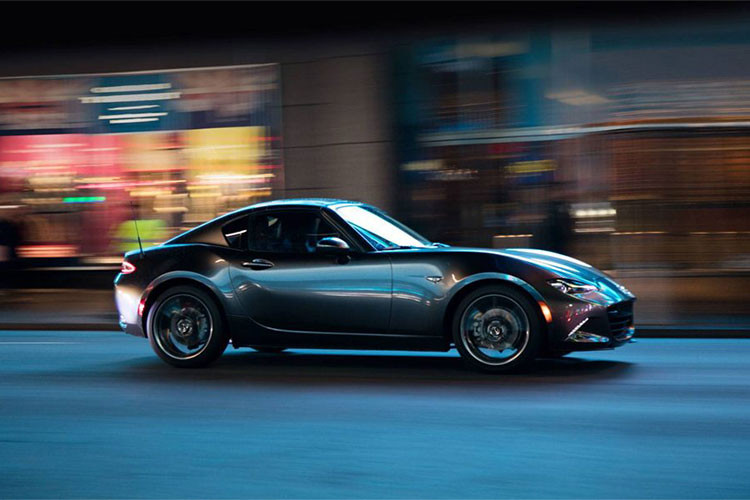 Nhà sản xuất Nhật Bản có phần “rụt rè” về con số phía sau nhưng đúng là động cơ mới cập nhật giờ có thể sản xuất thêm “15% hoặc hơn” số mã lực. Thêm vào đó, chỉ số mô-men xoắn cũng đã gia tăng đáng kể và tốc độ tua máy tối đa đã leo từ 6.800 vòng/phút lên 7.500 vòng/phút. 