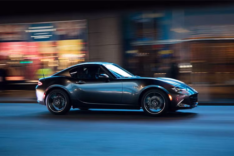 Nhà sản xuất Nhật Bản có phần “rụt rè” về con số phía sau nhưng đúng là động cơ mới cập nhật giờ có thể sản xuất thêm “15% hoặc hơn” số mã lực. Thêm vào đó, chỉ số mô-men xoắn cũng đã gia tăng đáng kể và tốc độ tua máy tối đa đã leo từ 6.800 vòng/phút lên 7.500 vòng/phút. 