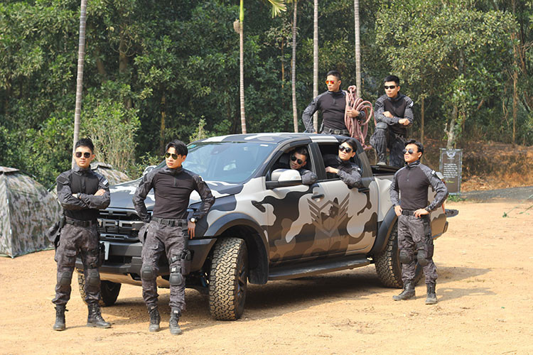 Hình ảnh chiếc xe bán tải Ford Raptor với phong cách ARMY xuất hiện trong một trại huấn luyện ở Hà Nội, cùng với họ là huấn luyện viên cơ bắp sau khi xuất hiện trên mạng xã hội đã khiến cho nữ fan cuồng thổn thức.