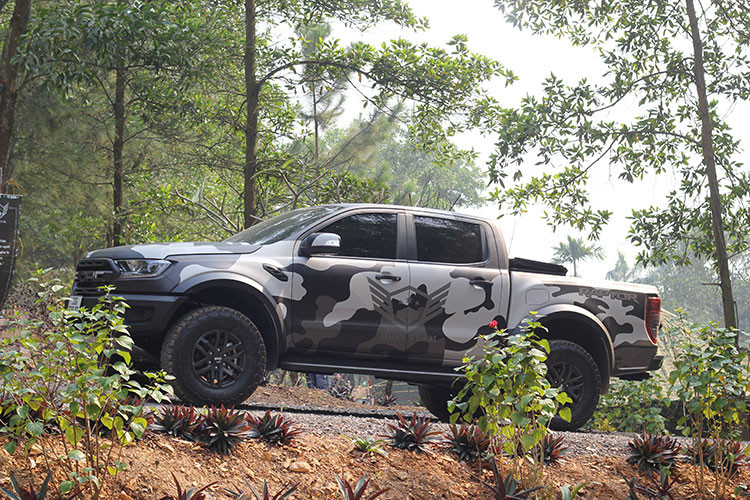 Ở phần đuôi, Ranger Raptor 2020 không mang đến bất cứ thay đổi nào so với "người tiền nhiệm" đã bán trước đó tại Việt Nam. Phiên bản Ford Ranger Raptor nâng cấp được cung cấp cụm đèn hậu thiết kế 3 khoang, cản sau tích hợp loạt cảm biến, cùng với đó là phần thùng xe rộng rãi bậc nhất phân khúc bán tải tại Việt Nam.