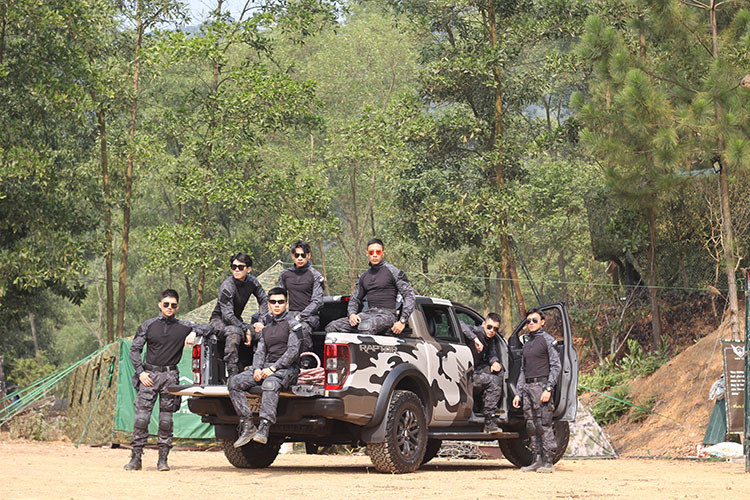 "Đặc sản" trên Ford Ranger Raptor 2020 vẫn là hệ thống ghế ngồi bọc da lộn màu đen điểm xuyết tông màu trắng giúp khoang lái của xe nổi bật. Ghế lái trên bản Raptor được chỉnh điện 8 hướng, hàng ghế sau vẫn có trang bị bệ tỳ tay tương tự bản cũ.