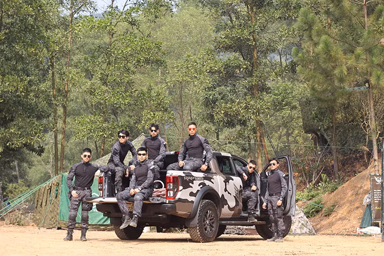 "Đặc sản" trên Ford Ranger Raptor 2020 vẫn là hệ thống ghế ngồi bọc da lộn màu đen điểm xuyết tông màu trắng giúp khoang lái của xe nổi bật. Ghế lái trên bản Raptor được chỉnh điện 8 hướng, hàng ghế sau vẫn có trang bị bệ tỳ tay tương tự bản cũ.