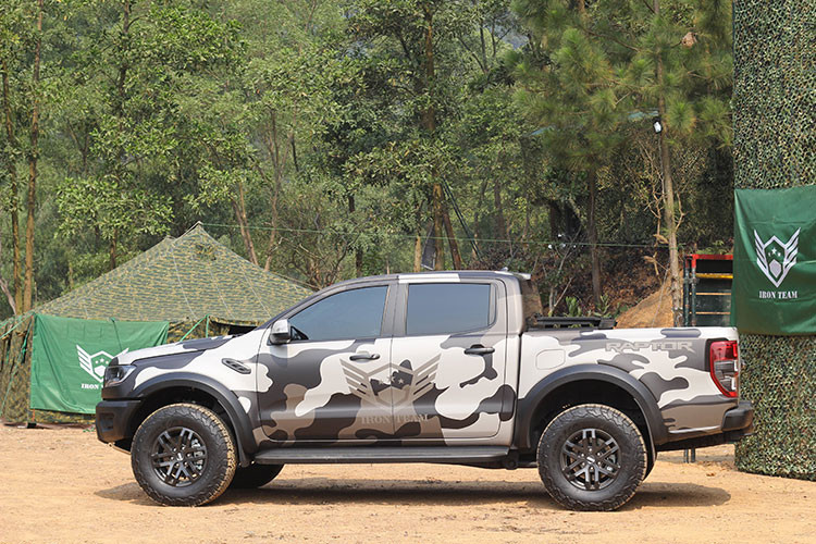 Thay đổi lớn nhất ở phần đầu xe Ford Ranger Raptor thế hệ mới là cụm đèn pha thiết kế vuông vức thay vì bóng tròn như trước. Hơn nữa, cụm đèn này không còn sử dụng công nghệ HID như trước mà thay vào đó là dạng Full-Led. Đây là nâng cấp đáng kể nhất ở ngoại thất trên Ford Ranger Raptor. Trong khi đó, lưới tản nhiệt vẫn đặc trưng với dòng chữ Ford sơn đen thể thao giống F-150.