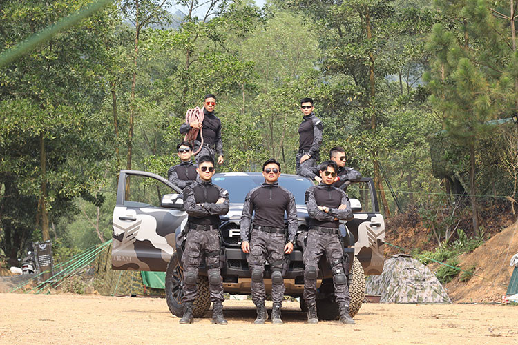 Ford Ranger Raptor tại Việt Nam là phiên bản cao cấp nhất của dòng bán tải đình đám vốn luôn có doanh số tốt nhất thị trường. Đây được coi như phiên bản độ hợp pháp của dòng bán tải đến từ Mỹ, khách hàng sử dụng dòng xe này sẽ đăng ký như xe con và không có niên hạn sử dụng như Ranger thông thường.