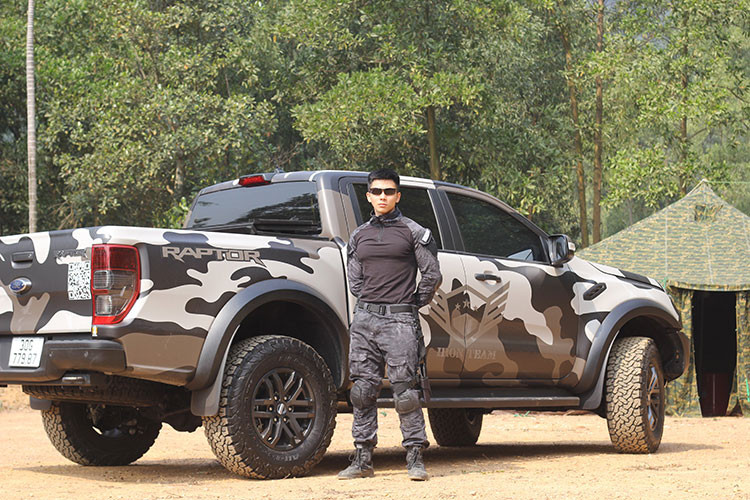 Ford Ranger Raptor 2020 vẫn sử dụng khung gầm cũ nên kích thước chiều Dài x Rộng x Cao của xe lần lượt là 5.363 x 1.873 x 2.028 (mm), chiều dài cơ sở đạt 3.220 mm, khoảng sáng gầm 230 mm. Ford Ranger Raptor nâng cấp sử dụng bộ mâm 17 inch 6 chấu kép sơn đen thể thao cùng bộ lốp chuyên chạy địa hình, tay nắm cửa màu đen có tích hợp cảm biến. Gương chiếu hậu trên bản Raptor chỉnh/gập điện tích hợp đèn xi-nhan.