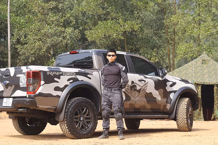 Ford Ranger Raptor 2020 vẫn sử dụng khung gầm cũ nên kích thước chiều Dài x Rộng x Cao của xe lần lượt là 5.363 x 1.873 x 2.028 (mm), chiều dài cơ sở đạt 3.220 mm, khoảng sáng gầm 230 mm. Ford Ranger Raptor nâng cấp sử dụng bộ mâm 17 inch 6 chấu kép sơn đen thể thao cùng bộ lốp chuyên chạy địa hình, tay nắm cửa màu đen có tích hợp cảm biến. Gương chiếu hậu trên bản Raptor chỉnh/gập điện tích hợp đèn xi-nhan.