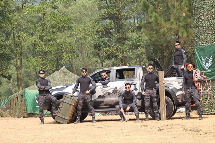 Ranger Raptor 2020 vẫn gây chú ý nhờ hệ thống quản lý địa hình (TMS) cùng 6 chế độ lái gồm: Thông thường, Thể thao, Cỏ-sỏi-tuyết, Bùn-cát, Đá và chế độ Baja dành cho Off-Road. Mặc dù được bổ sung khá nhiều tiện nghi và công nghệ an toàn nhưng giá xe Ford Ranger Raptor 2020 vẫn không thay đổi so với bản cũ ở mức 1,198 tỷ đồng