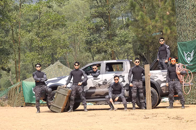 Ranger Raptor 2020 vẫn gây chú ý nhờ hệ thống quản lý địa hình (TMS) cùng 6 chế độ lái gồm: Thông thường, Thể thao, Cỏ-sỏi-tuyết, Bùn-cát, Đá và chế độ Baja dành cho Off-Road. Mặc dù được bổ sung khá nhiều tiện nghi và công nghệ an toàn nhưng giá xe Ford Ranger Raptor 2020 vẫn không thay đổi so với bản cũ ở mức 1,198 tỷ đồng