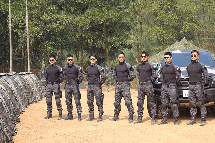 Vẫn mang phong cách cứng cáp ở khoang nội thất, Ford Ranger Raptor 2020 sẽ thay đổi một số chi tiết tiện nghi, còn về tổng thể không khác bản cũ. Vô-lăng trên xe Ford Ranger Raptor 2020 được bọc da có lỗ thông khí tích hợp đầy đủ phím bấm chức năng cùng lẫy chuyển số. Cụm đồng hồ đa sắc phía sau thiết kế ấn tượng hơn trên phiên bản Ranger tiêu chuẩn nhưng vẫn dựa trên kết cấu cũ.