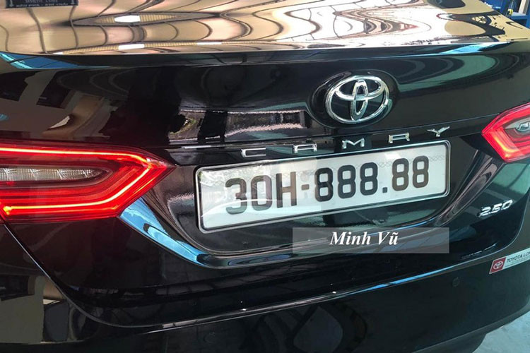 Chiếc xe may mắn có được biển số 30F-88888 này là Toyota Camry màu đen, thuộc phiên bản 2.5Q, giá xe Toyota Camry 2.5Q 2022 hiện bán chính hãng là 1,235 tỷ đồng. Sau khi hoàn thiện các thủ tục để lăn bánh, mỗi chủ xe sẽ phải tốn một khoản tiền khoảng 1,5 tỷ đồng.